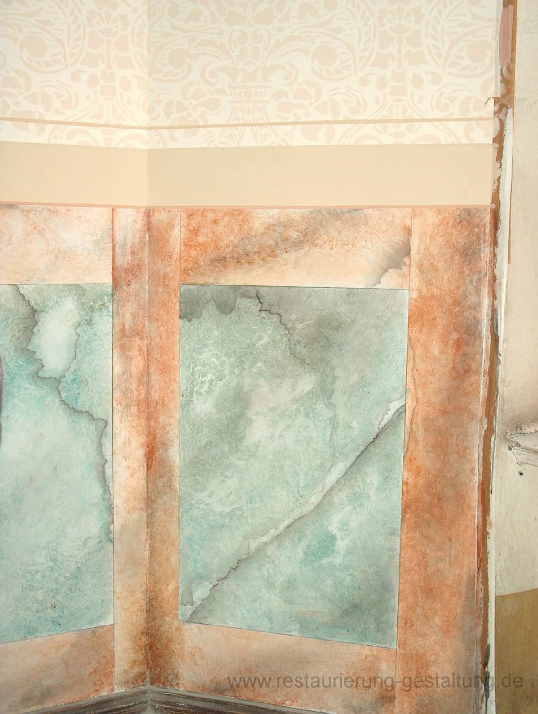 An der zweiten Musterachse wurde eine Wandmalerei als Schablonentechnik aufgebracht. Das Marmorpaneel wurde so ähnlich in der Ausführung übernommen. Die Marmormalerei ist als Bierlasur und in Öl aufgemalt. Zum einen gehört eine Marmorierung in einer Roten äußere Kassette und eine Marmorimitation in Türkis. Malermeister Schimpf hat die Malerarbeiten im Vorfeld der Musterachse angebracht. Der Malerbetrieb Restaurierung und Gestaltung, exklusive Malerarbeiten arbeitet als Restaurator für historische Malerei und hat sich auf Steinimitationen spezialisiert.